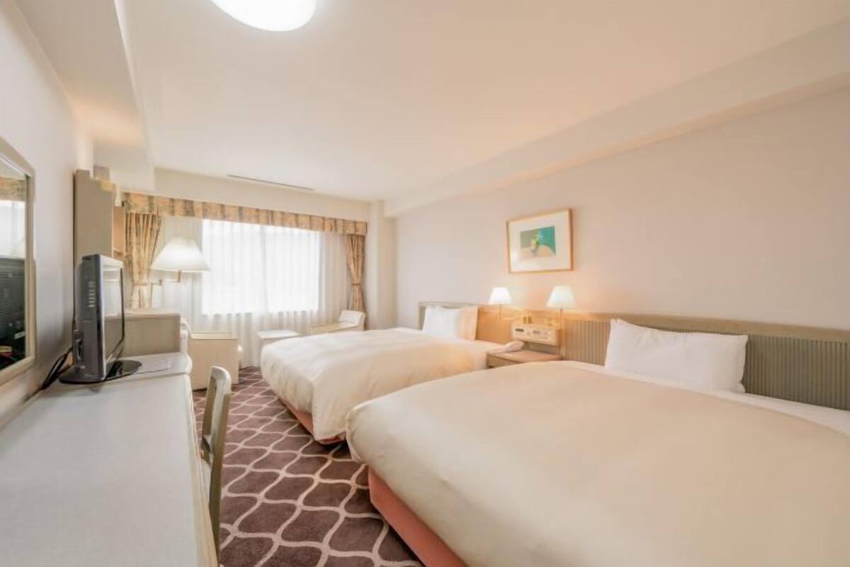 Tirai kedap cahaya, setrika/meja setrika, Wi-Fi gratis, dan seprai linen