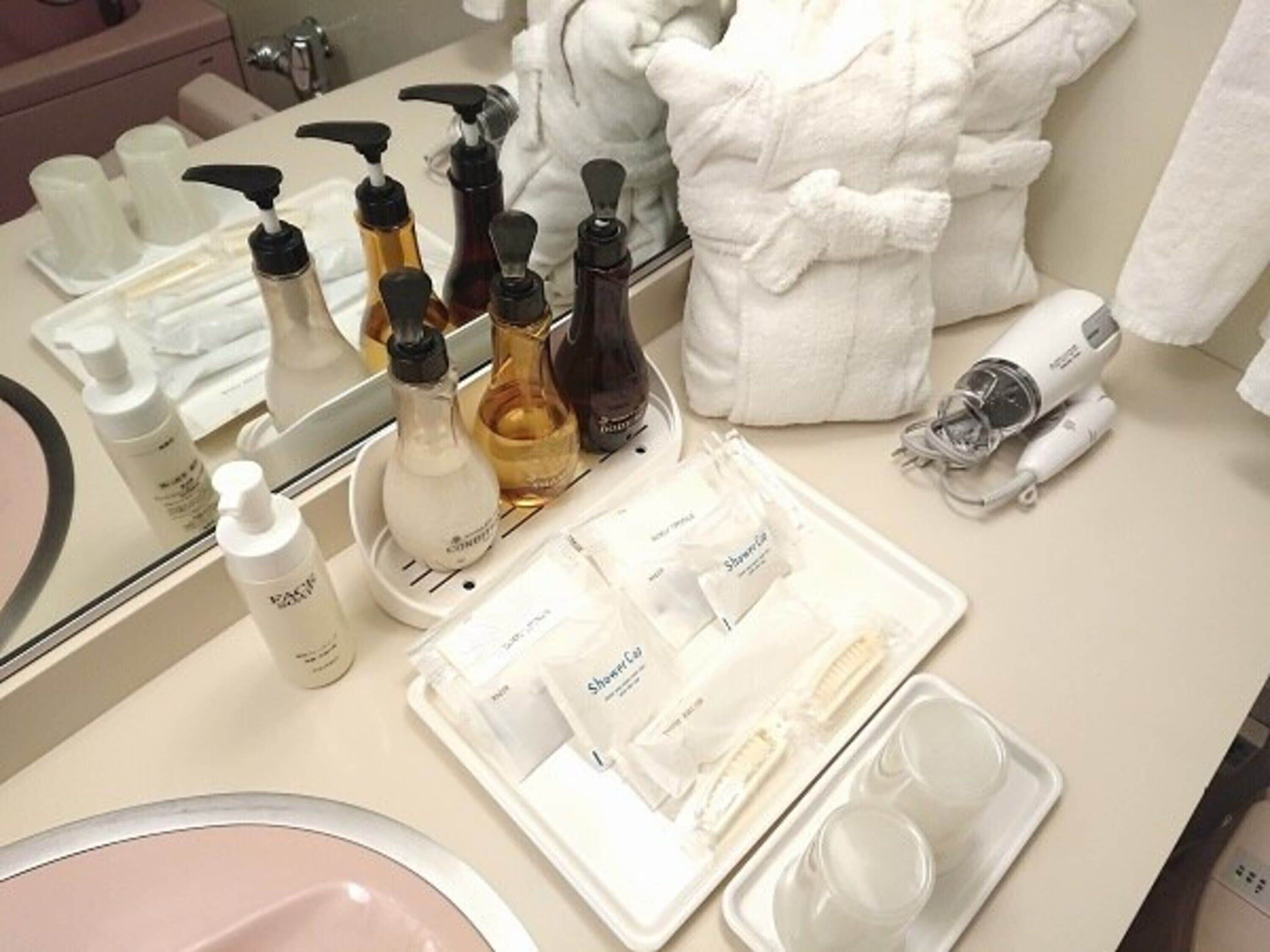 junior suite, smoking | bathroom amenities | combined shower/bathtub, deep-soaking bathtub, hair dryer, slippers