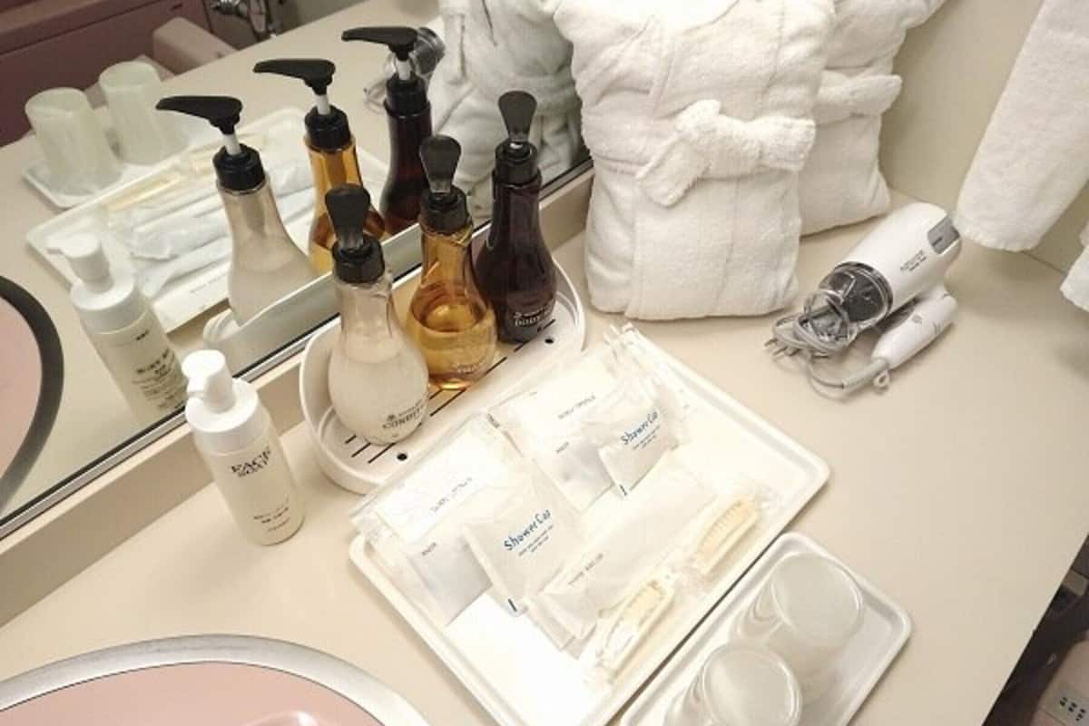 junior suite, smoking | bathroom amenities | combined shower/bathtub, deep-soaking bathtub, hair dryer, slippers