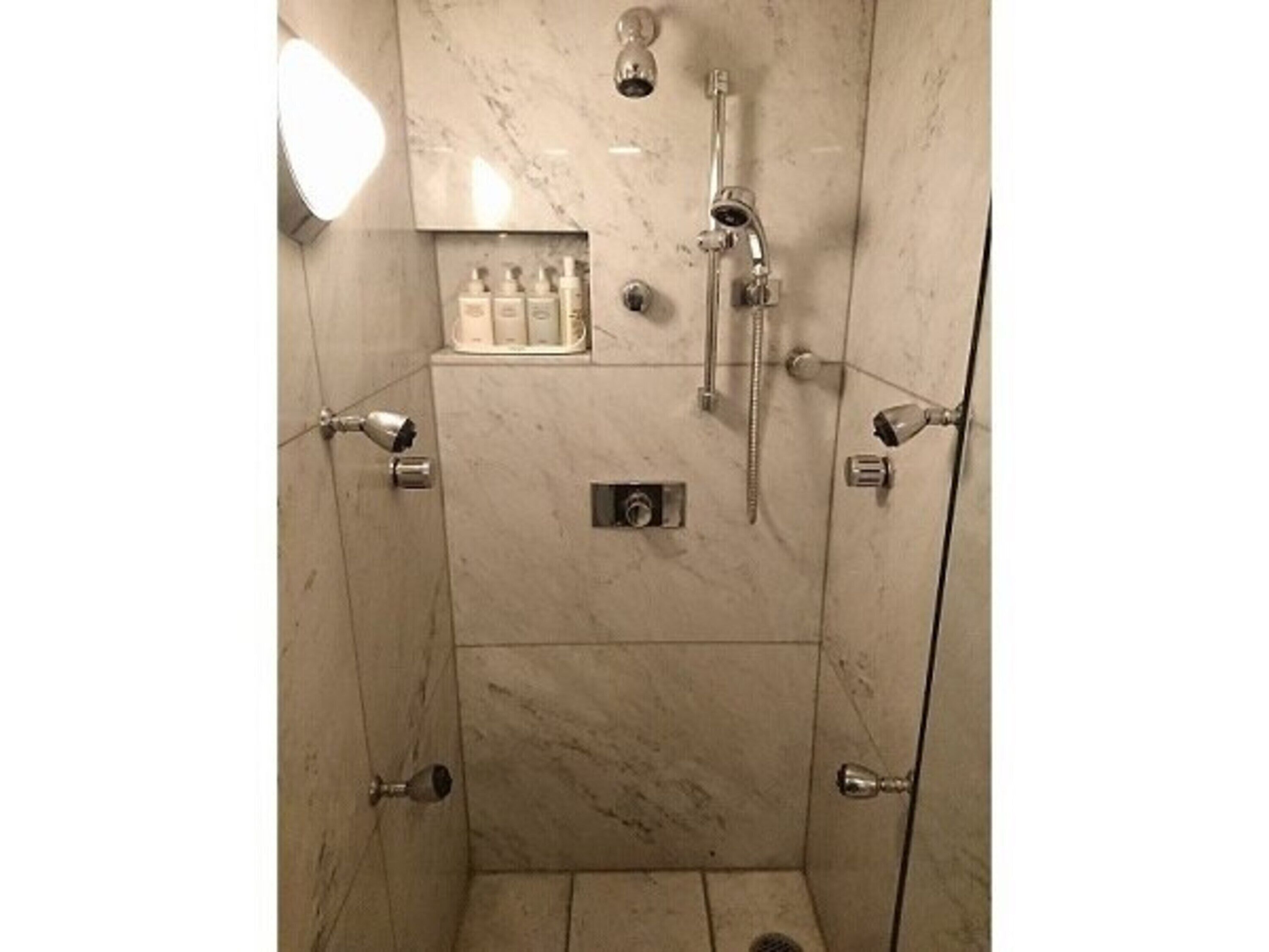 Ducha del cuarto de baño