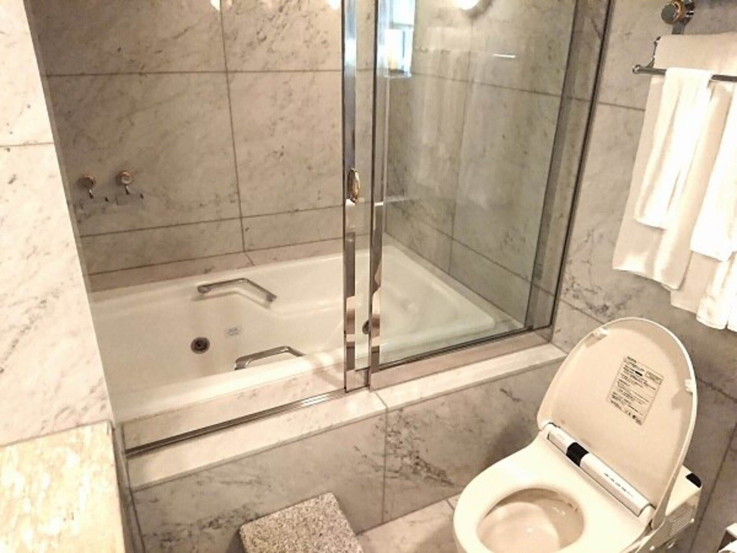 combined shower/bathtub, deep-soaking bathtub, hair dryer, slippers