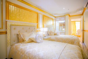 Luxury Suite | Minibar, in-room safe, desk, soundproofing