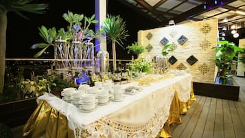 Poolside bar