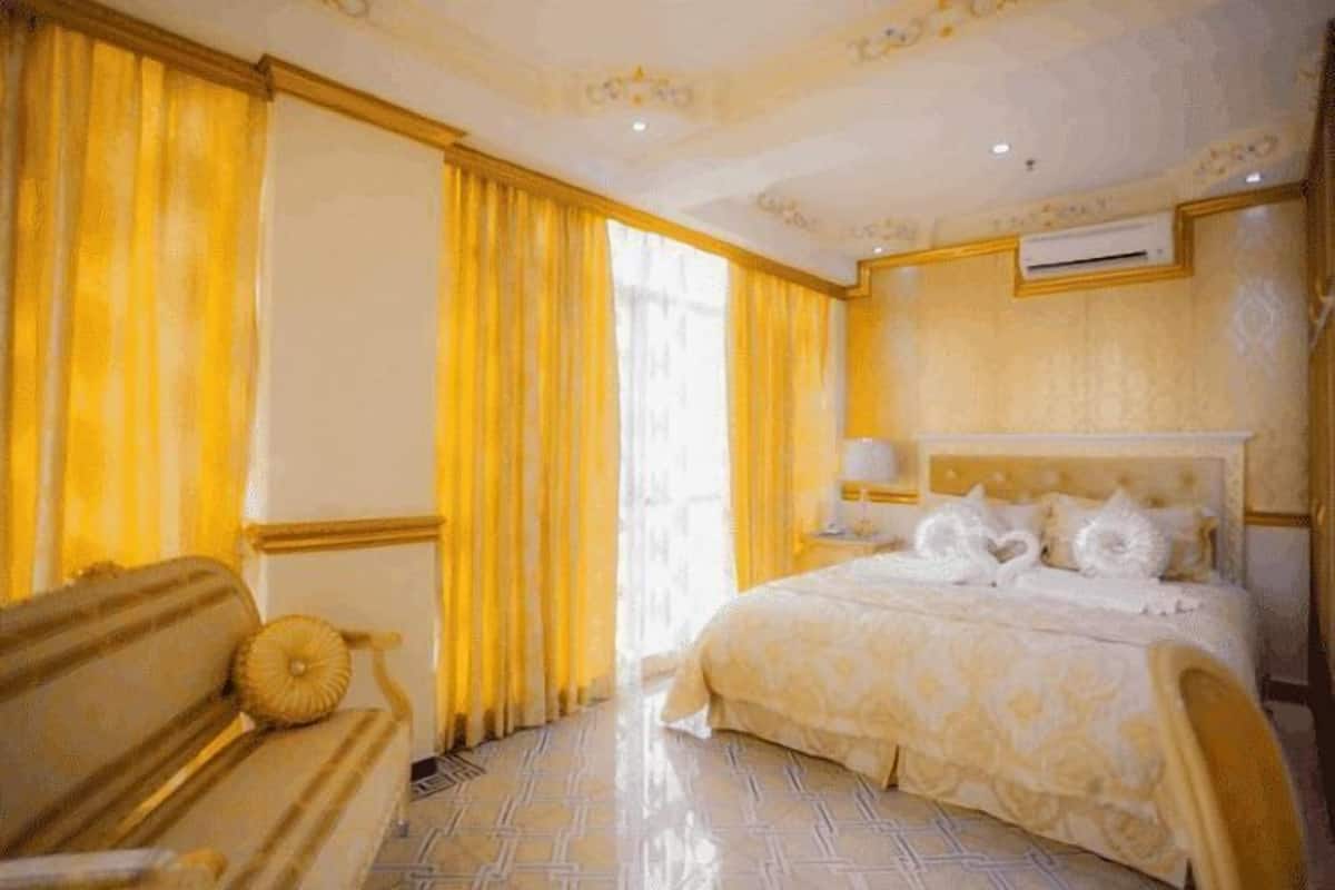 Minibar, caja de seguridad en la habitación y escritorio