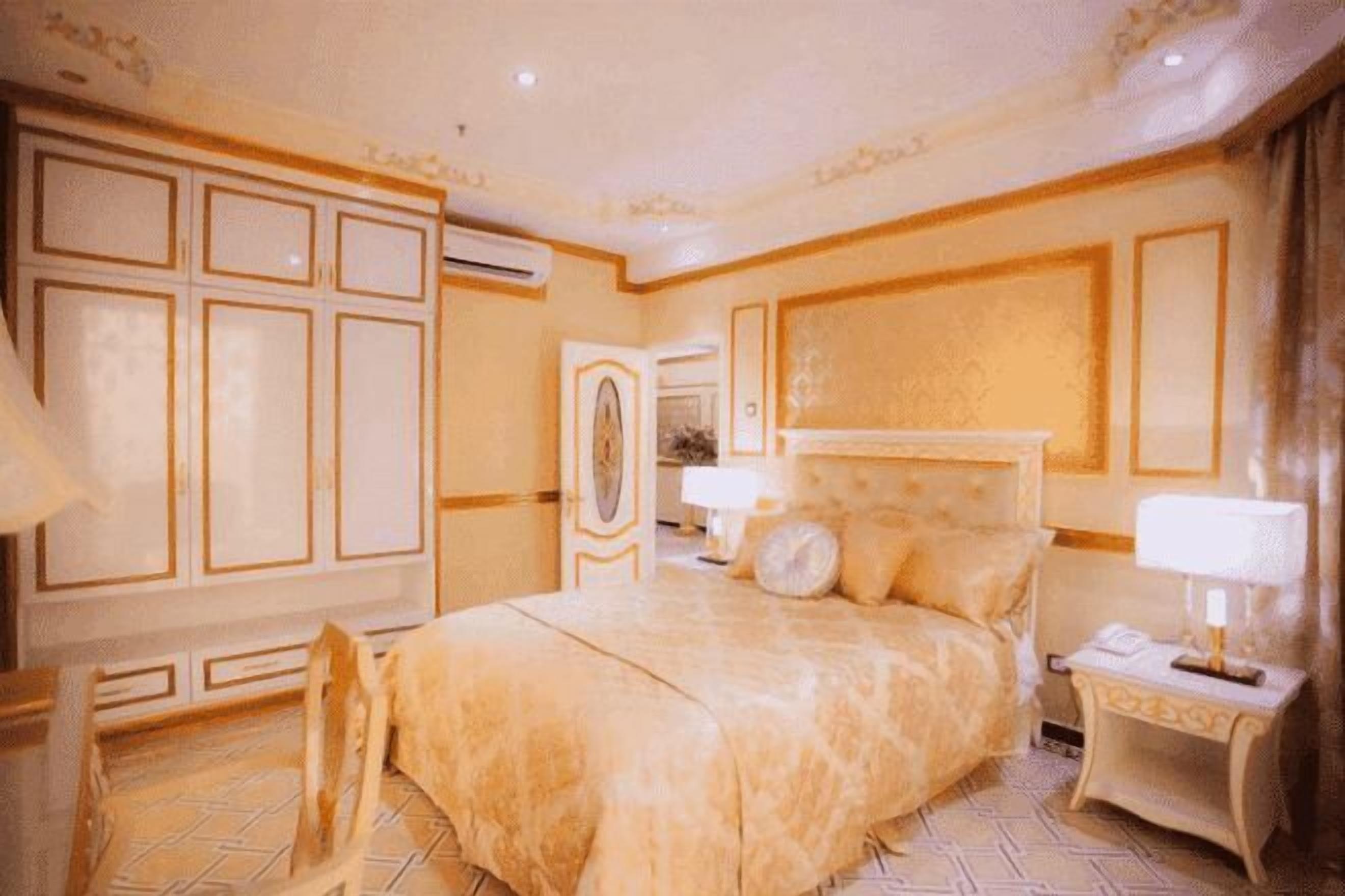 Minibaari, tallelokero huoneessa, työpöytä, äänieristys