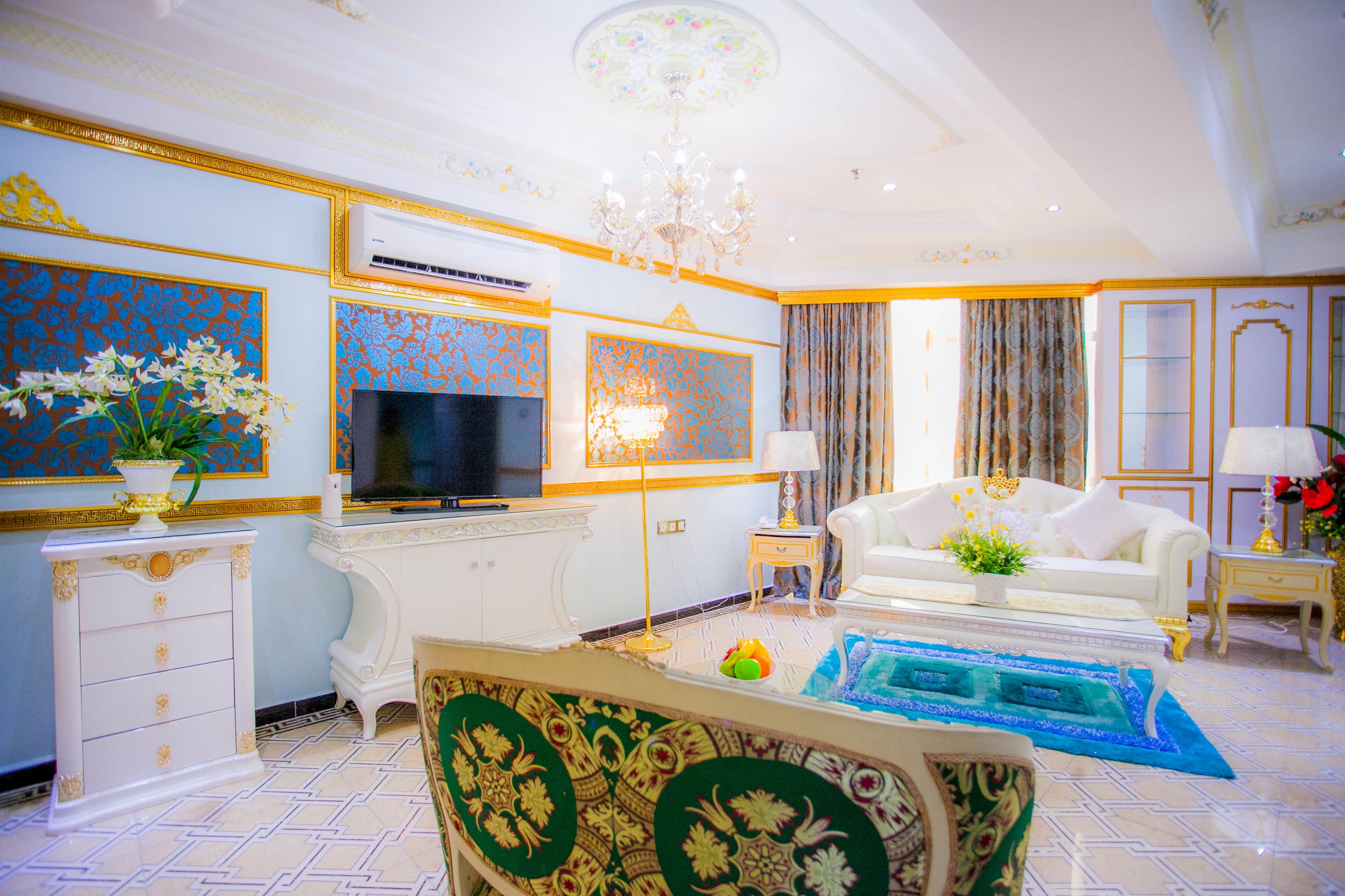 Luxury Suite | Living area | 42-inch LED TV with premium channels, TV, fireplace