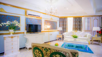 Luxury Suite | Living area | 42-inch LED TV with premium channels, TV, fireplace