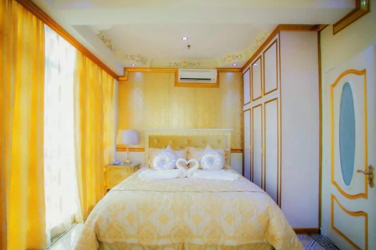 Minibar, caja de seguridad en la habitación y escritorio