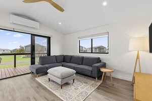 Family Villa, 3 Bedrooms, Pets Allowed | Living area