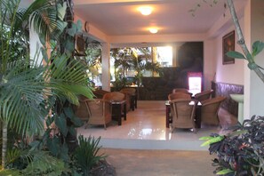 Lobby sitting area - Crown Hotel (Mataram)