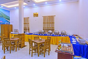 朝食 (ビュッフェ)、毎日提供 (無料)