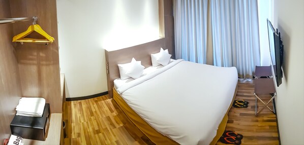 A hotel room with a bed, a TV, a desk, and a chair. - Clover Suites Royal Lake Yangon (Yangon)