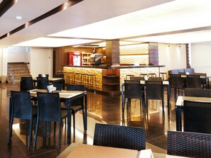 Breakfast, lunch, dinner served; international cuisine  - Clover Suites Royal Lake Yangon (Yangon)