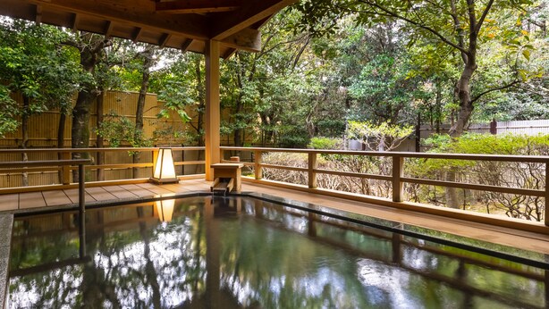 A tranquil indoor pool with a wooden deck and a bamboo fence. - Sennomori (Ise)