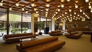 A spacious lobby with leather sofas, a coffee table, and a television. - Sennomori (Ise)