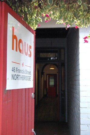 Property entrance - Haus Accommodation - Hostel (Northbridge)