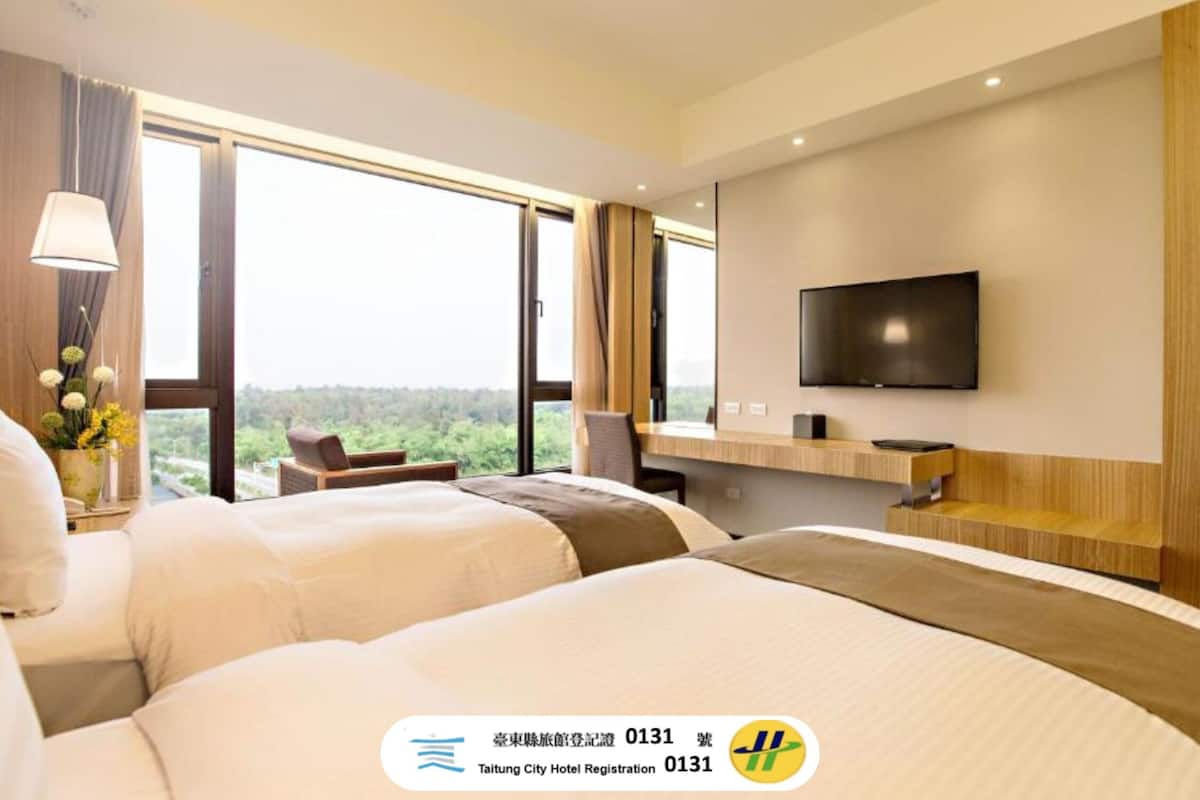 Twin Bed with sea view | Minibar, in-room safe, desk, blackout drapes