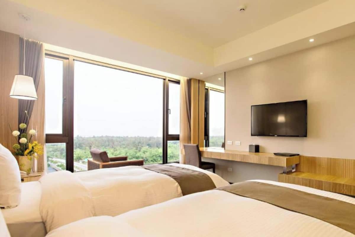 Twin Bed with sea view | Minibar, in-room safe, desk, blackout drapes