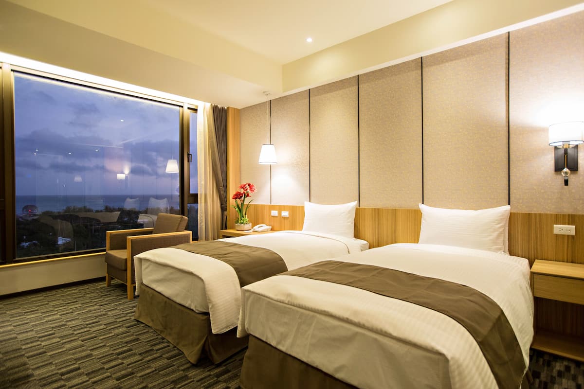 Twin Bed with sea view | Minibar, in-room safe, desk, blackout curtains