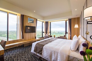 Luxury Double Room | Minibar, in-room safe, desk, blackout drapes