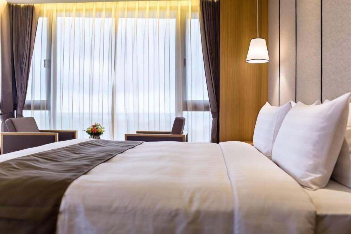 Minibar, caixa forta a l'habitació, escriptori i cortines opaques 