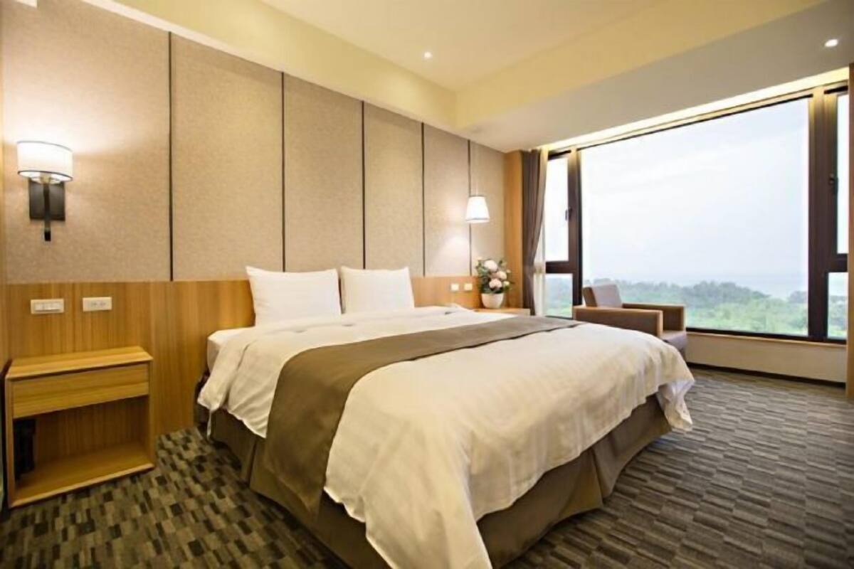 Minibar, caixa forta a l'habitació, escriptori i cortines opaques 