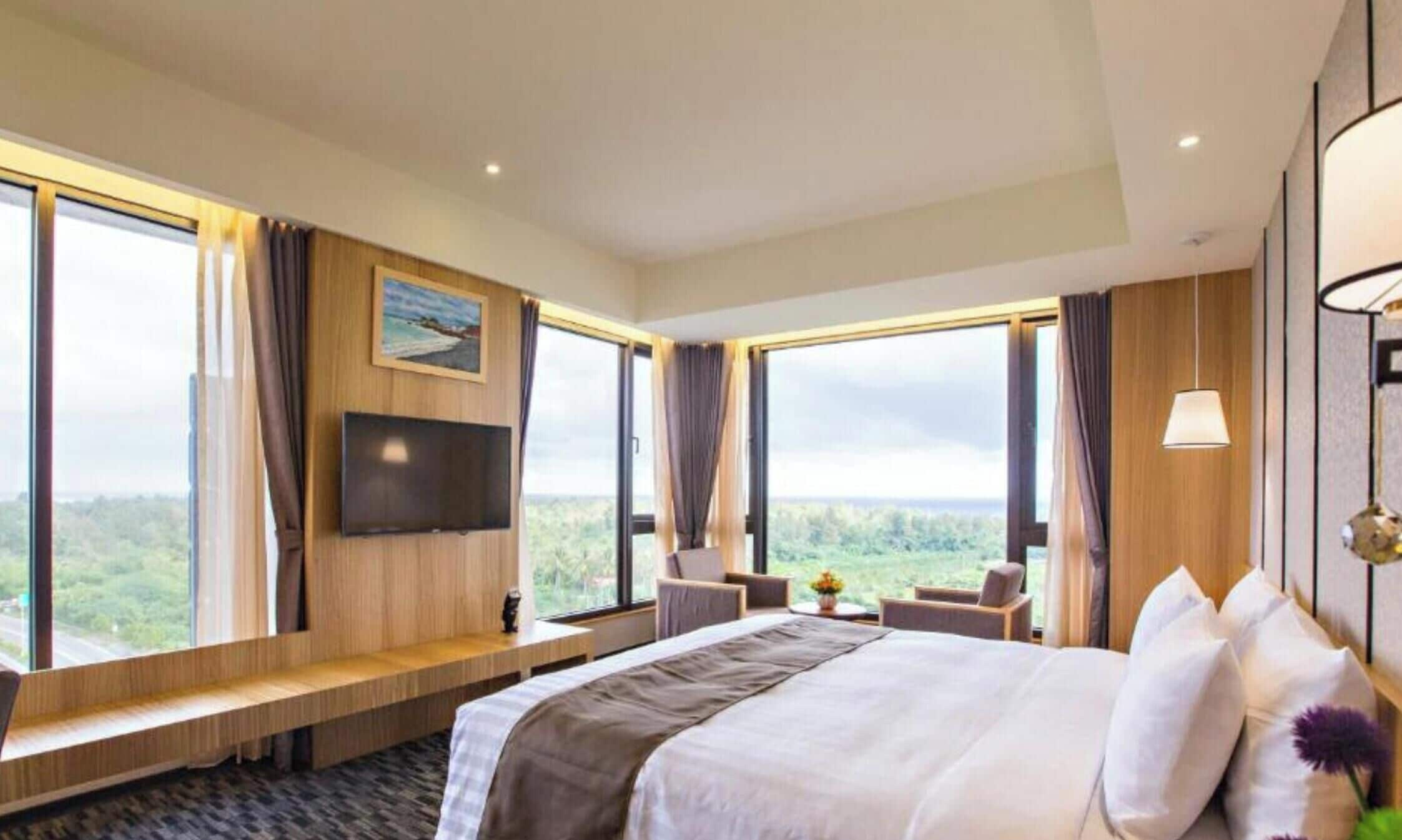 Luxe tweepersoonskamer | Een minibar, een kluis op de kamer, een bureau, verduisterende gordijnen