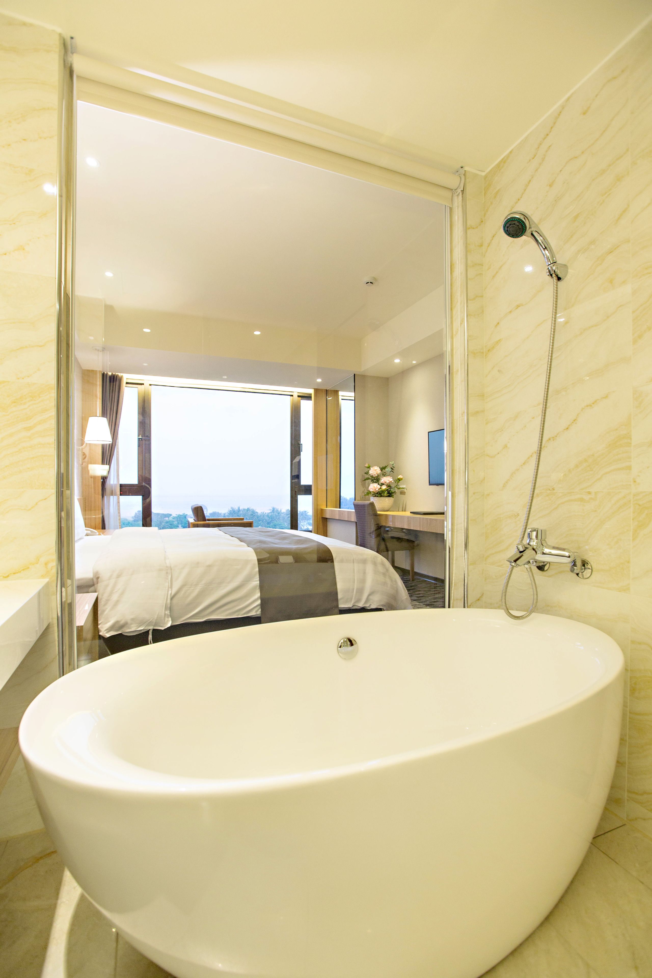 double bed with sea view | deep-soaking bathtub