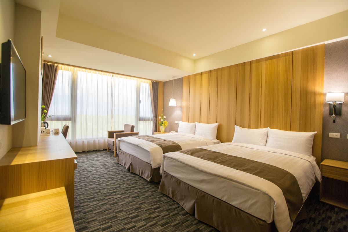 Family Room | Minibar, in-room safe, desk, blackout curtains