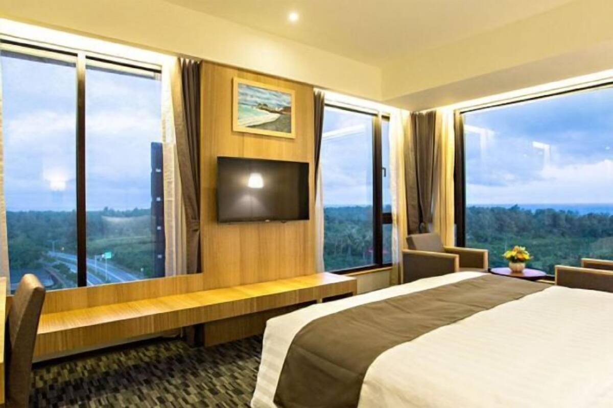 Minibar, caixa forta a l'habitació, escriptori i cortines opaques 