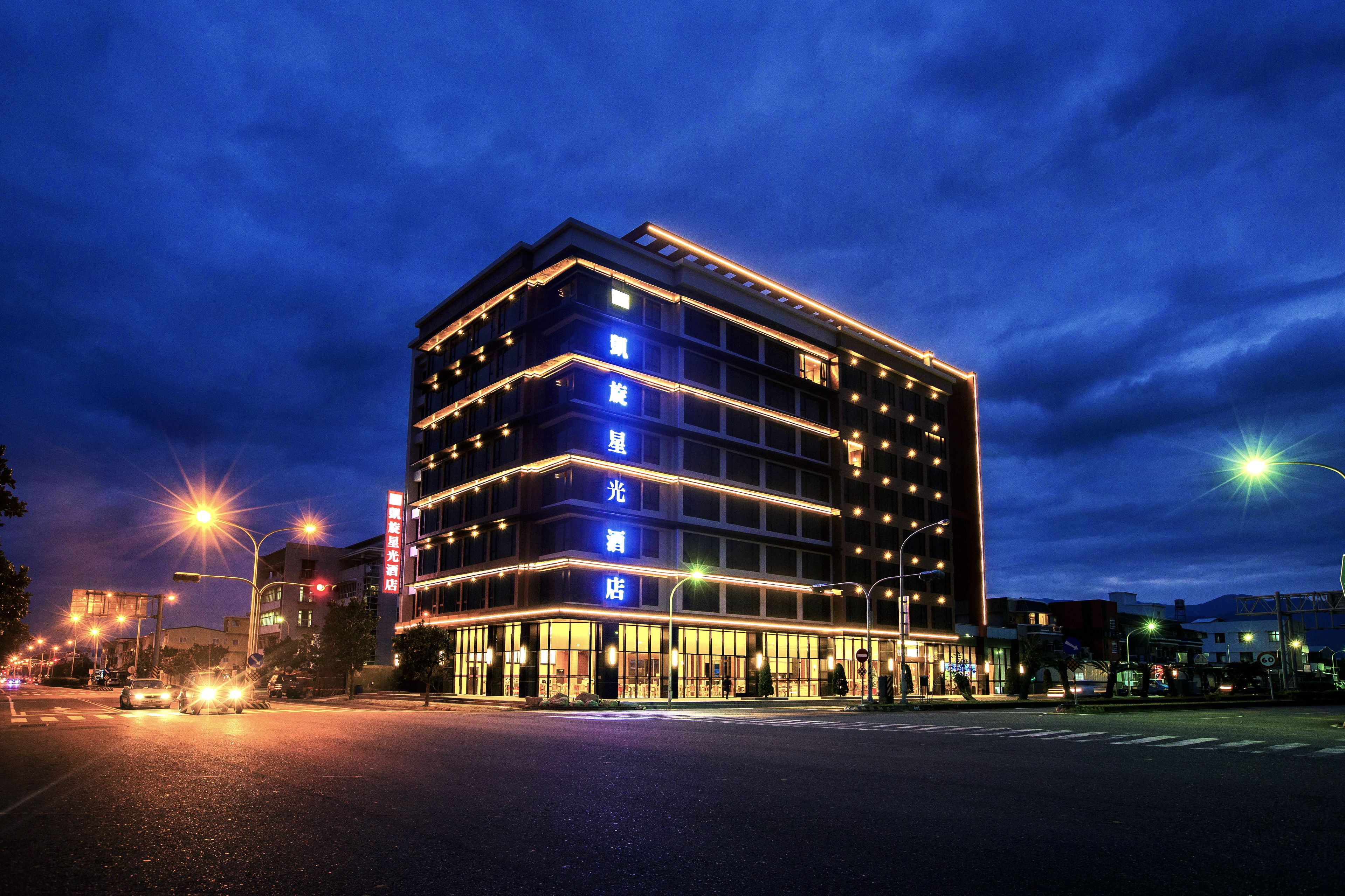 Mặt tiền nơi lưu trú - ban đêm