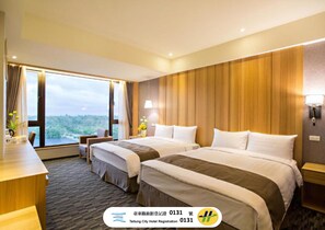 Family Room | Minibar, in-room safe, desk, blackout curtains - Kai Shen Starlight Hotel (Taitung)