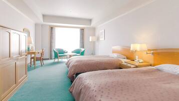 Caja fuerte, escritorio, cortinas opacas y wifi gratis