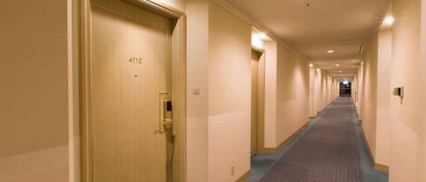 Pasillo de hotel con puertas numeradas 4110, 4111 y 4112.