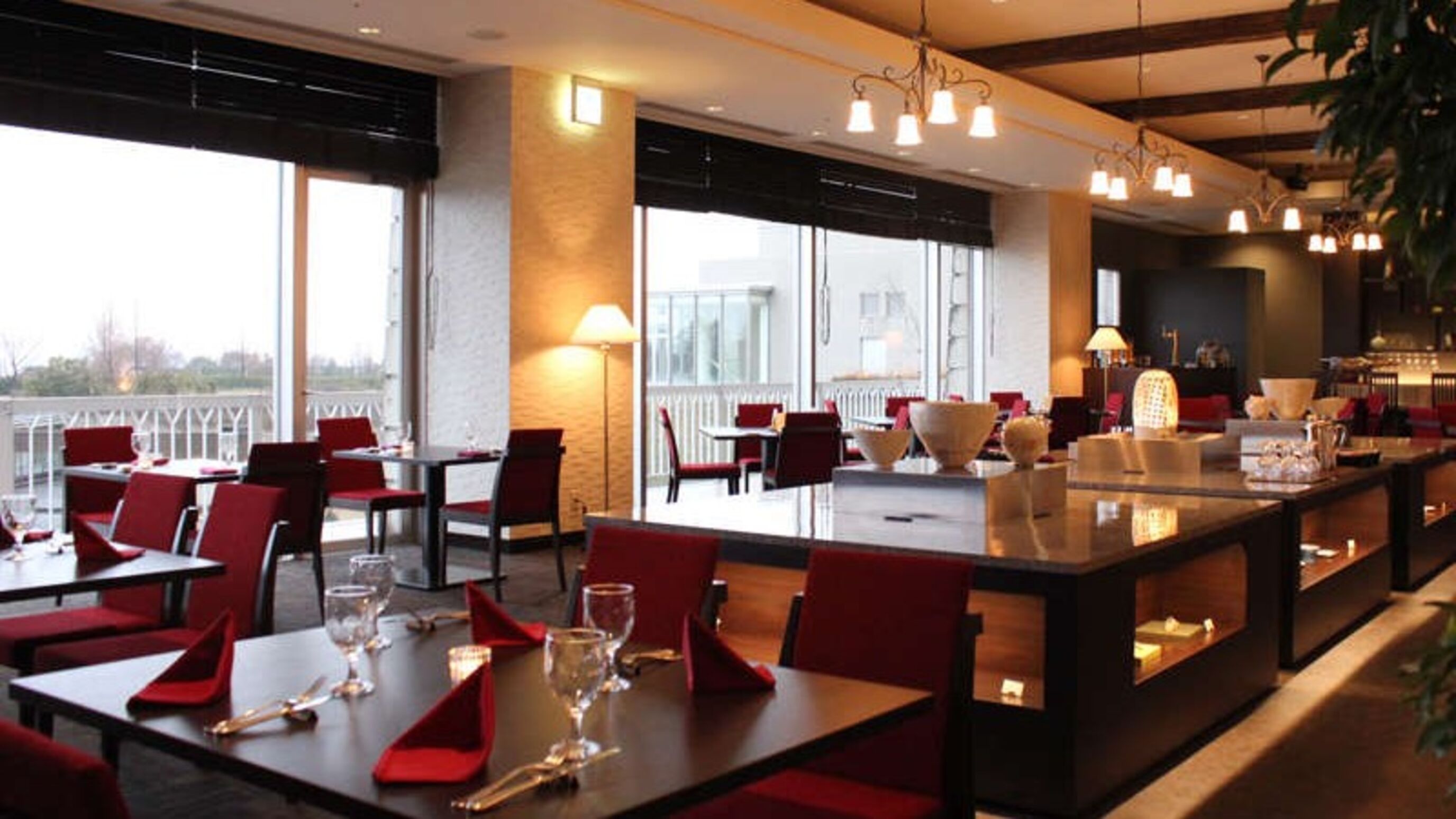 2 restaurants, breakfast, lunch, dinner served; italian cuisine