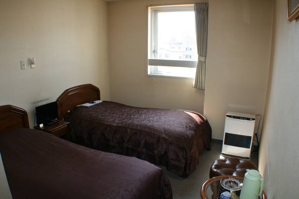 twin room, private bathroom | iron/ironing board, free wifi, bed sheets