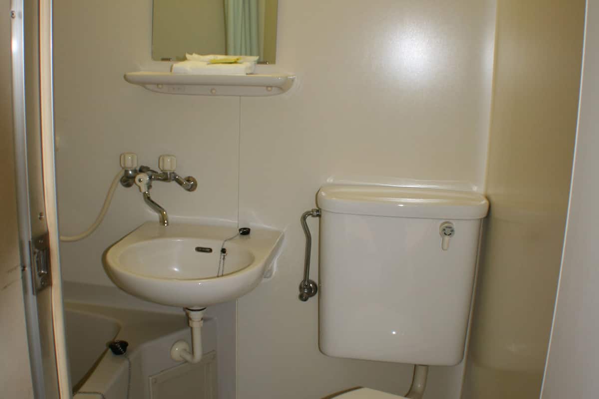 twin room, private bathroom | bathroom | free toiletries, hair dryer, slippers, towels