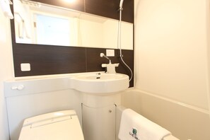 Duschwanne, kostenlose Toilettenartikel, Haartrockner, Hausschuhe