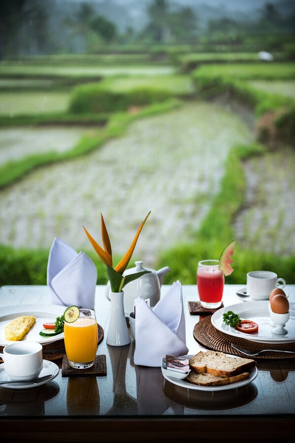 Una mesa de desayuno con vistas a campos en terrazas.