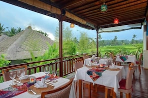 Breakfast, lunch, dinner served; Indonesian cuisine