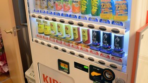 Máquina de vendas com diversas bebidas e petiscos.