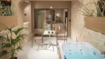 Urban Room with Outdoor Jacuzzi | Blick vom Balkon