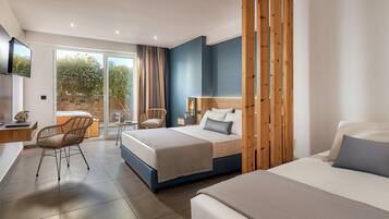 Hypo-allergenic bedding, in-room safe, desk, laptop workspace