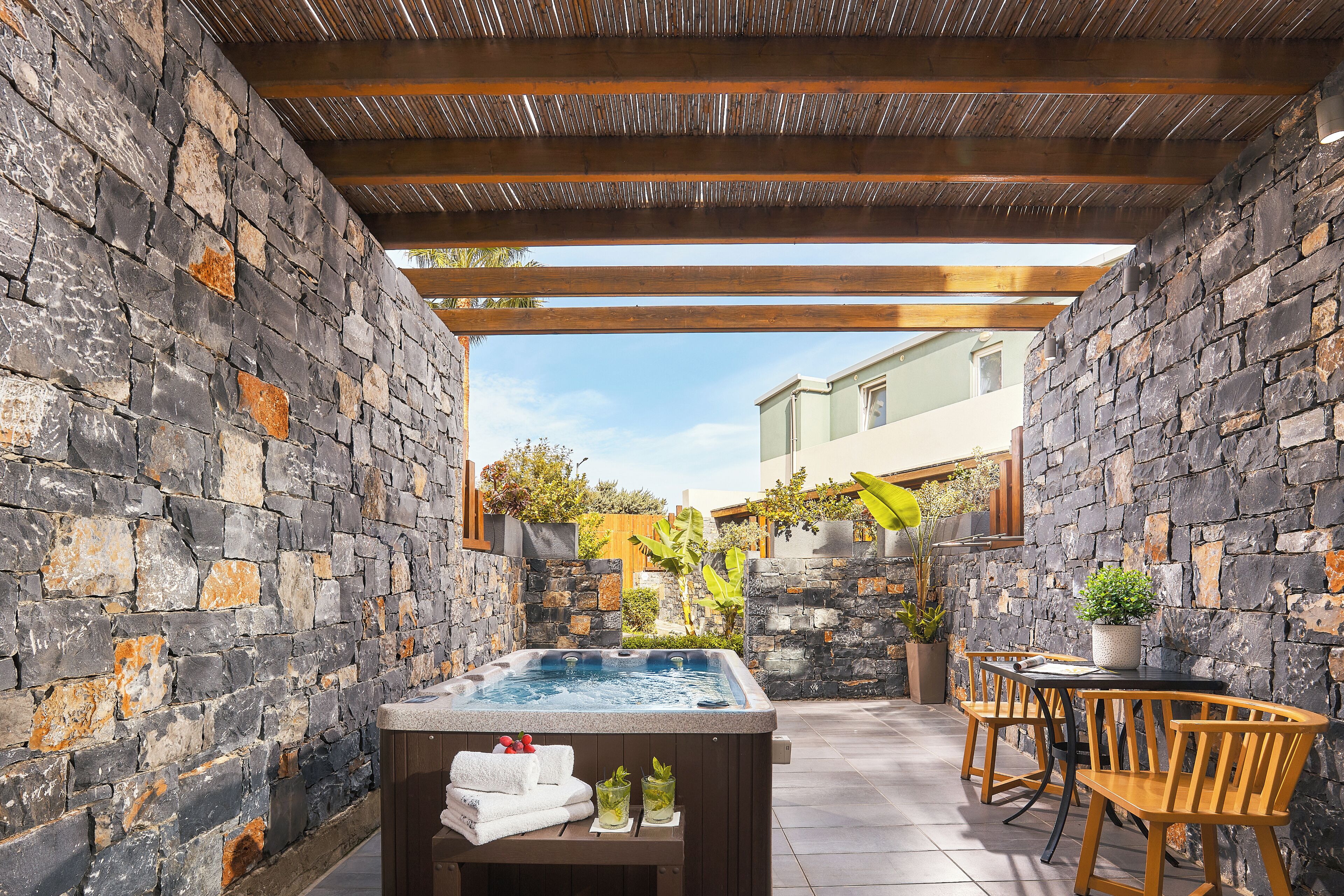 Lux Studio with Jacuzzi | Jetted bathtub