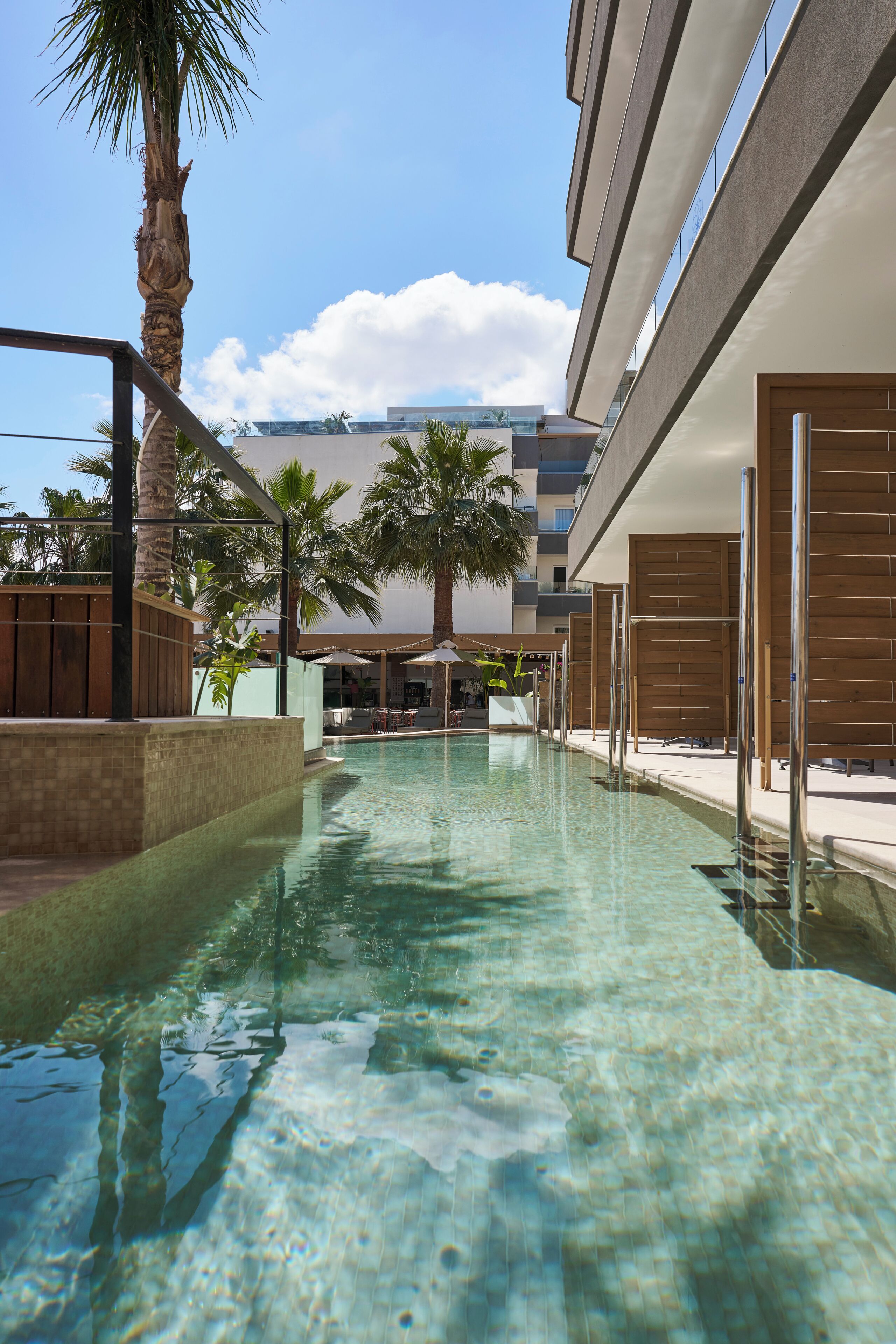 Premium Room Swim-Up | Allergitestade sängkläder, värdeförvaringsskåp på rummet och skrivbord