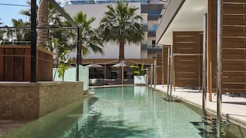 Premium Room Swim-Up | Allergitestade sängkläder, värdeförvaringsskåp på rummet och skrivbord