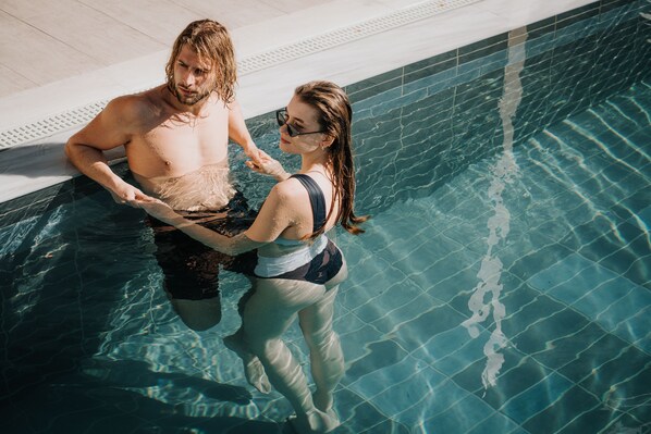 Außenpool (je nach Saison geöffnet), Sonnenschirme, Liegestühle