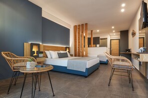 Superior Room with Outdoor Jacuzzi | Ropa de cama de alta calidad, colchones viscoelásticos, caja fuerte
