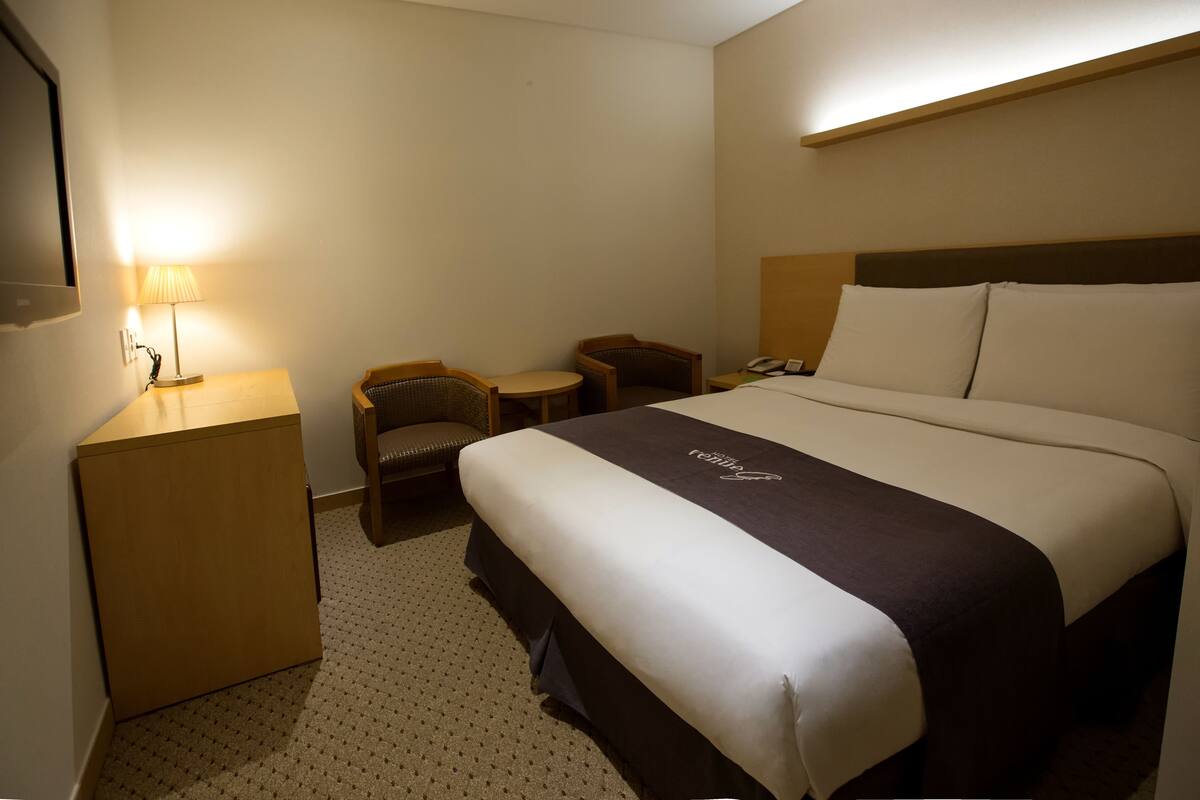 Standard Budget Room (No Windows) | Safe på rommet, blendingsgardiner, lydisolert og wi-fi (inkludert)