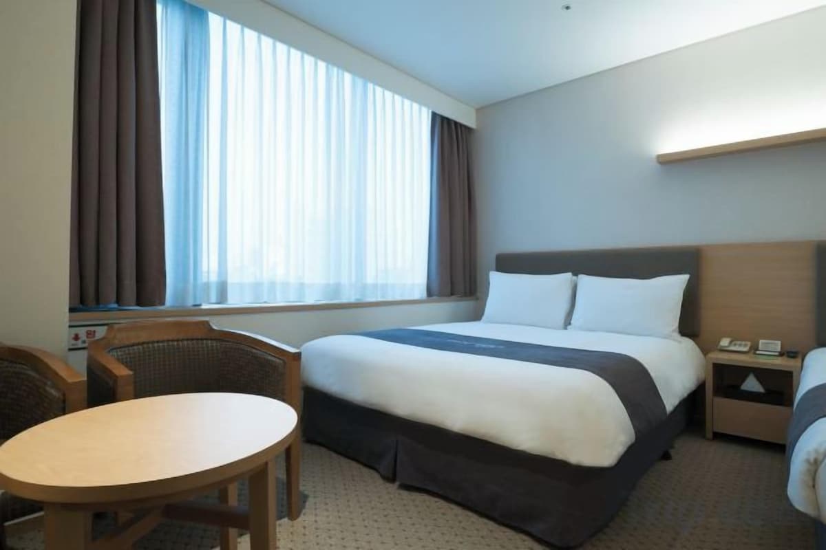 In-room safe, blackout drapes, soundproofing, WiFi (free)